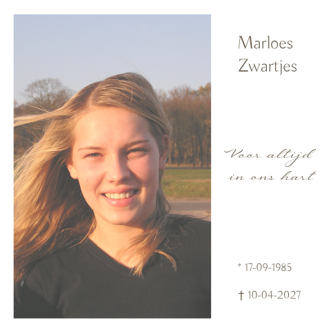 Foto rouwkaart vrouw met eigen foto met wit kader