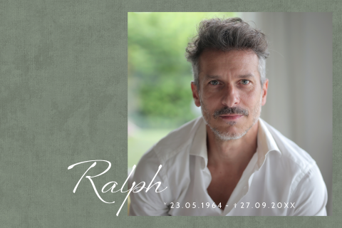 Persoonlijke rouwkaart met foto en groene velvet achtergrond