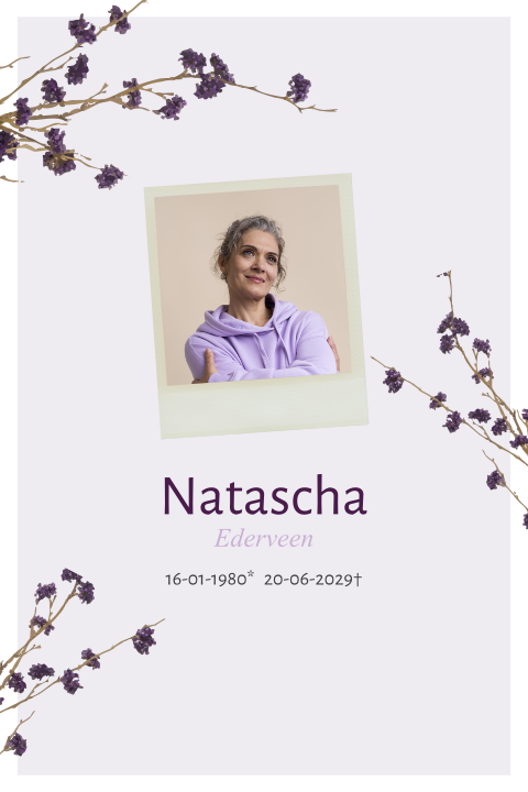 Rouwkaart voor een vrouw paars met takken bessen en foto