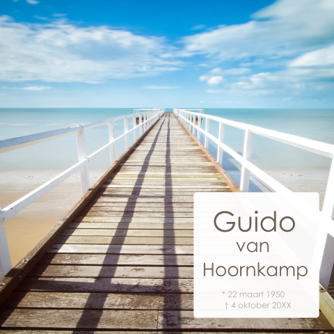 Rouwkaart man of vrouw met houten brug naar zee en blauwe lucht