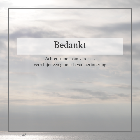 Moderne bedankkaart met rouwrand ochtend lucht boven water