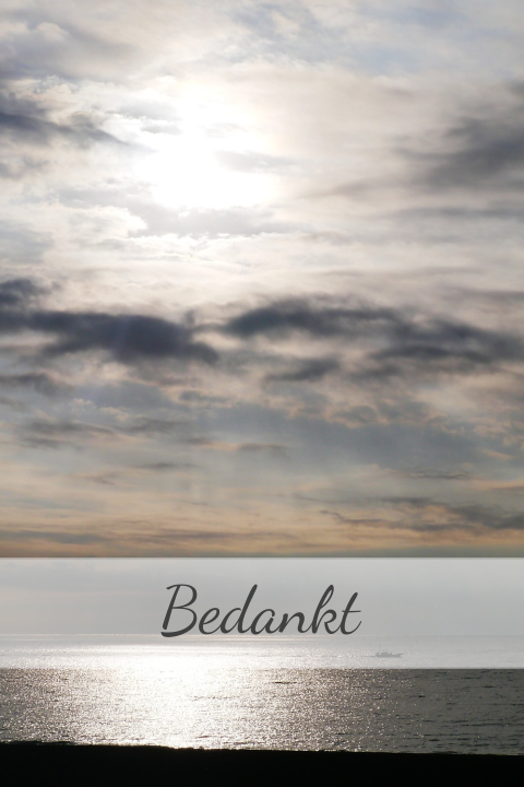 Bedankkaart na overlijden met de zee wolken en de zon