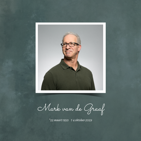 Rouwkaart met foto warme groene achtergrond