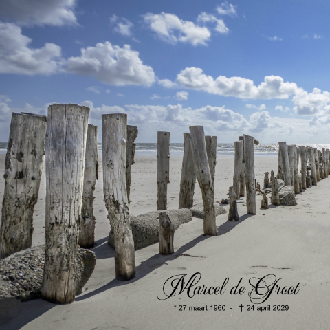Rouwkaart met zee strand blauwe lucht en strandpalen