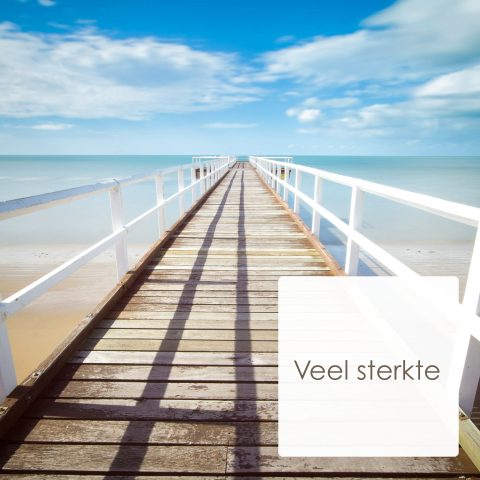 Sterkte wensen condoleancekaart met houten brug naar zee