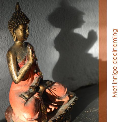 Condoleancekaart met biddende buddha met oranje kleding