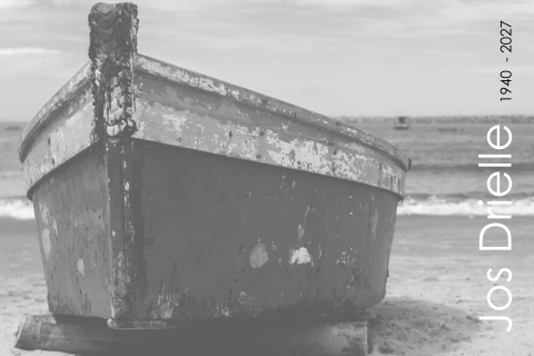 Rouwkaart in grijstinten met foto van een bootje op het strand
