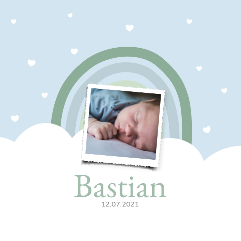 Süße Geburtskarte mit Foto auf einer Wolke mit einem Regenbogen