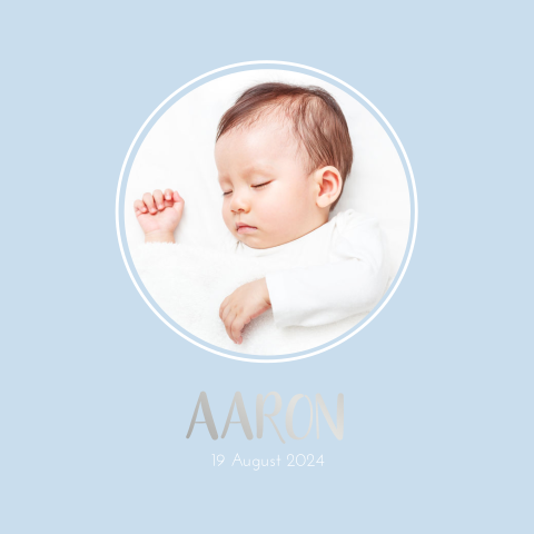 Süße Geburtskarte mit einem runden Fotorahmen und Foliendruck