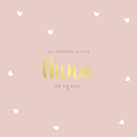 Rosafarbene Geburtskarte mit kleine Herzchen