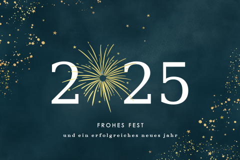 Neujahrskarte mit einem großen goldenen Feuerwerk in Folie