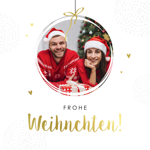 Schöne Weihnachtskarte mit einer Weihnachtskugel und Ihrem Bild darin