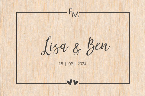 Hochzeitseinladung auf echtem Holz mit Initialen und Herzen