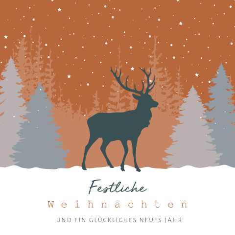 Weihnachtskarte mit einem Rentier in einem stillen Wald
