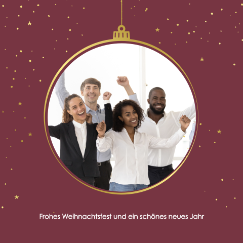 Hübsche rote Weihnachtskarete mit einer Weihnachtskugel und ein Foto