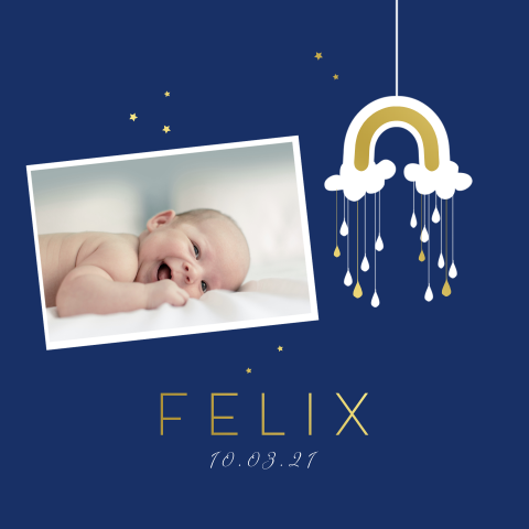 Süße Geburtskarte mit blauem Hintergrund, Foto und Regenbogen