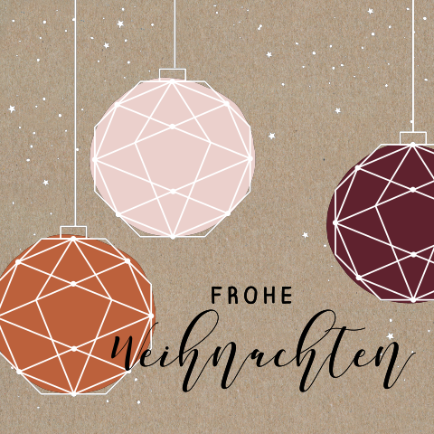 Moderne Weihnachtskarte mit Weihnachtskugeln auf echtem Kraftpapier