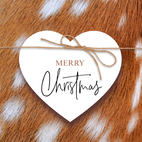Hippe Weihnachtskarte mit Herzetikett und Hirschfell im Hintergrund