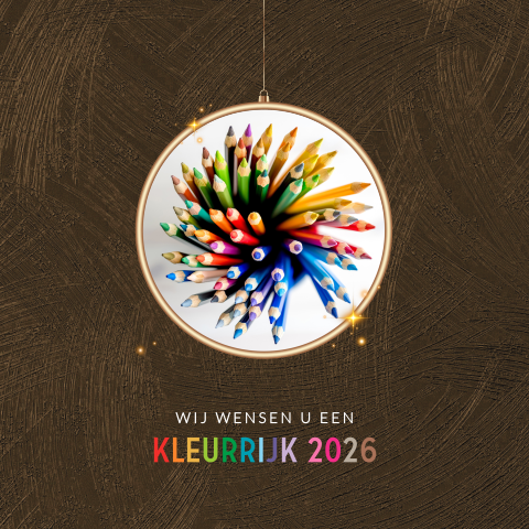 Stijlvolle zakelijke kerstkaart met kerstbal met potloden