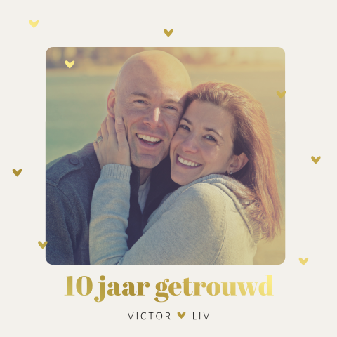 Uitnodiging 10-jarig huwelijk met foto en hartjes in goudfolie