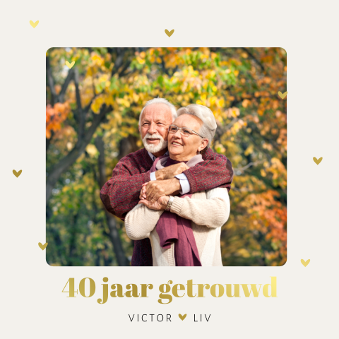 Uitnodiging 40-jarig huwelijk met foto en hartjes in foliedruk