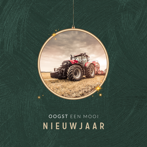 Agrarische zakelijke kerstkaart met foto van tractor in kerstbal