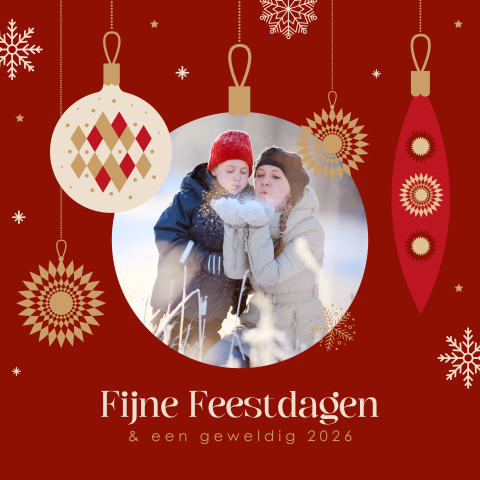 Kerstkaart met kerstballen, ijskristallen en foto in kerstbal