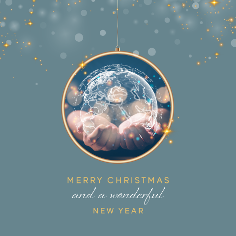 Sprankelende zakelijke kerstkaart met kerstbal en foto van wereldbol
