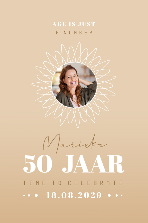 Typografische Sarah verjaardag uitnodiging 50 jaar met zon en foto
