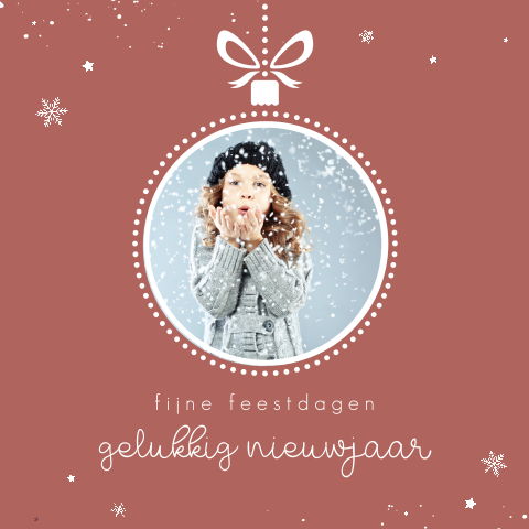 Kerstkaart met foto in kerstbal