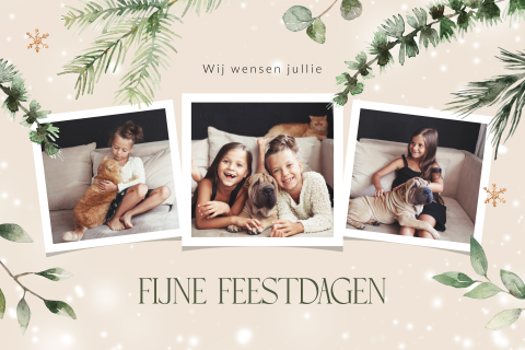 Kerstkaart met fotoframes, foto's en dennentakken