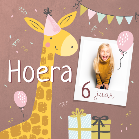 Vrolijk kinderfeestje uitnodiging met foto, giraffe, slingers en ballonnen