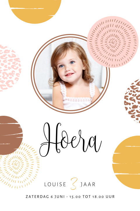 Verjaardagskaart meisje met patronen cirkels en foto