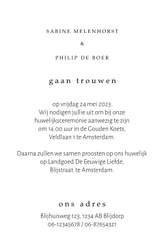 Zwart wit trouwkaart met kussend bruidspaar