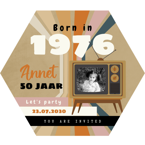 Retro verjaardag uitnodiging bijzondere vorm met tv en foto