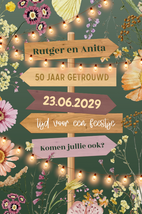 Uitnodiging 50 jaar getrouwd met houten wegwijzers, lampjes en bloemen