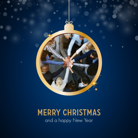 Foto kerstkaart zakelijk met kerstbal en sparkle achtergrond