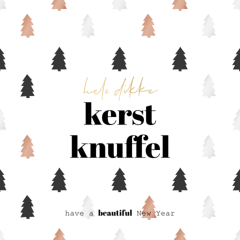 Een leuke kerstkaart met kleine kerstboompjes en een kerstknuffel