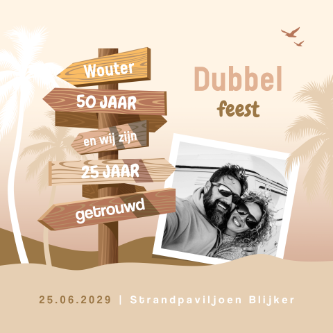 Dubbel feest uitnodiging met houten wegwijzer op strand en eigen foto