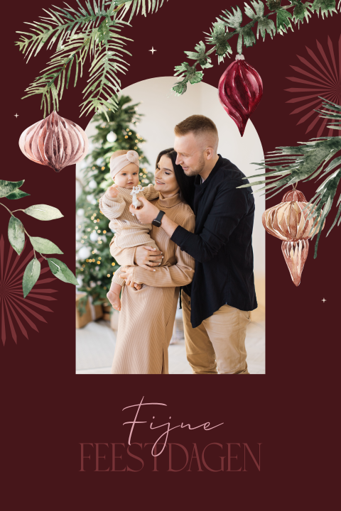 Stijlvolle kerstkaart met foto en kersttakken met kerstballen