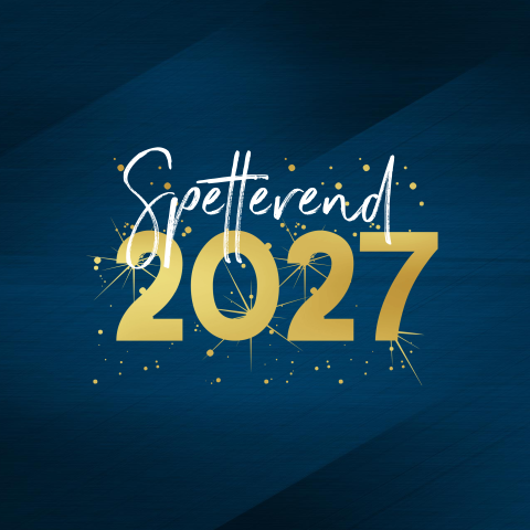 Kerstkaart met het jaartal in goudkleur met stralend vuurwerk erachter