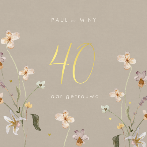 Klassieke jubileumkaart 40 jaar getrouwd met bloemen en goudfolie