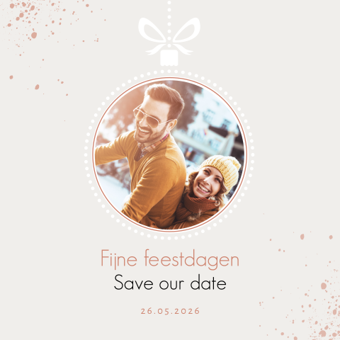 Save the Date kerstkaart met foto in kerstbal