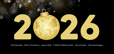 Zakelijke internationale kerstkaart met wereldbol kerstbal en jaartal