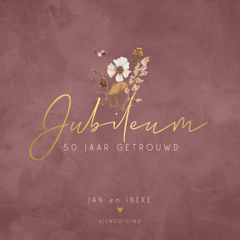 Luxe jubileum uitnodiging met goudfolie en droogbloemen