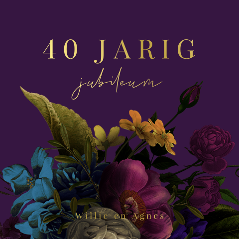 Jubileum uitnodiging met bloemen en goudfolie