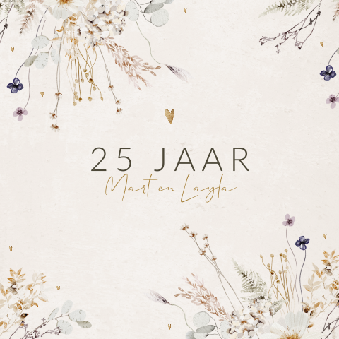 Romantische 25 jaar getrouwd uitnodiging met bloemen en hartjes