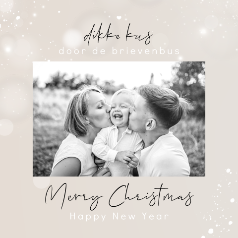 Dikke kus door de brievenbus kerstkaart met foto