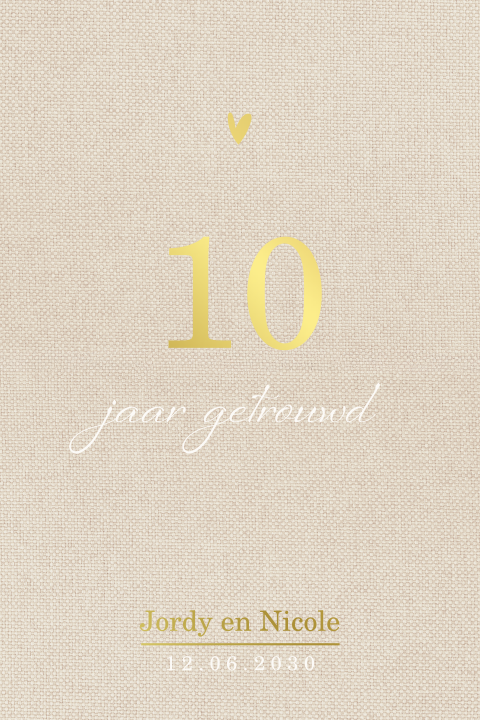 Stijlvolle 10 jaar getrouwd uitnodiging met linnenlook en goudfolie