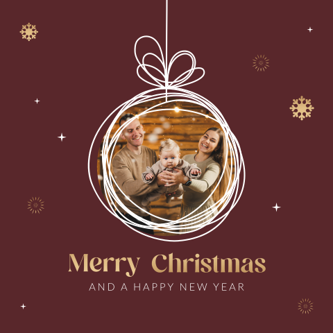 Stijlvolle kerstkaart met goudlook sneeuw en foto kerstbal